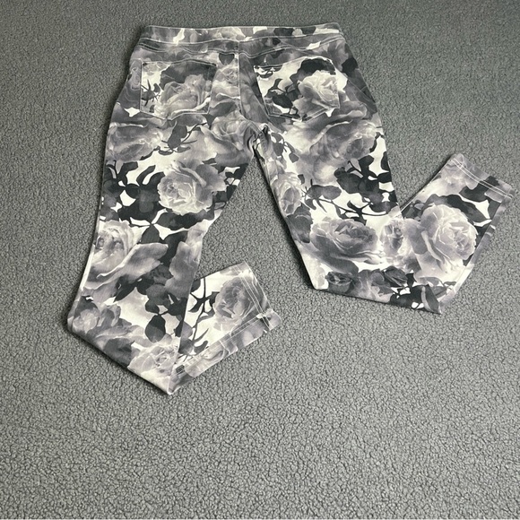 HUE Ladies Gray/White Floral Leggings/Jeggings - Size Large. - Picture 10 of 15
